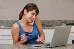אשה מדברת בטלפון ועושה ביטוח בריאות דרך העבודה