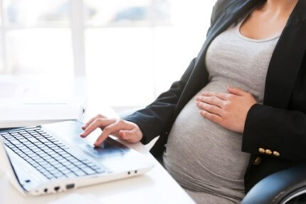 אישה בהריון בודקת פוליסות ביטוח אובדן כושר עבודה