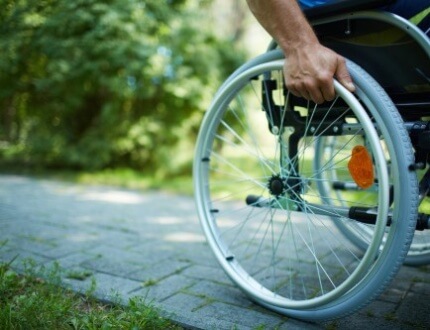 אדם בכסא גלגלים לאחר תאונה