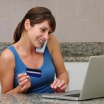 אשה מדברת בטלפון ועושה ביטוח בריאות דרך העבודה