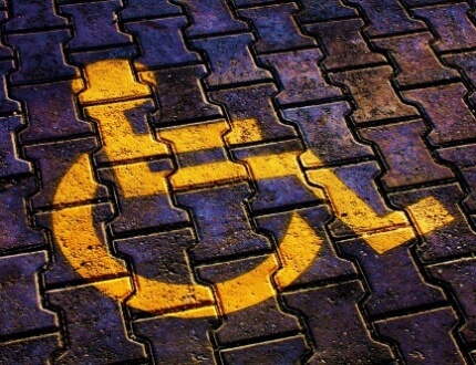 סימון של כסא גלגלים על גבי מקום חניה