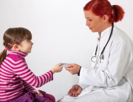 רופאה בודקת ילדה